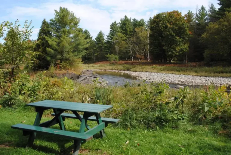 riviere-table-picnic-camping-pont-couvert